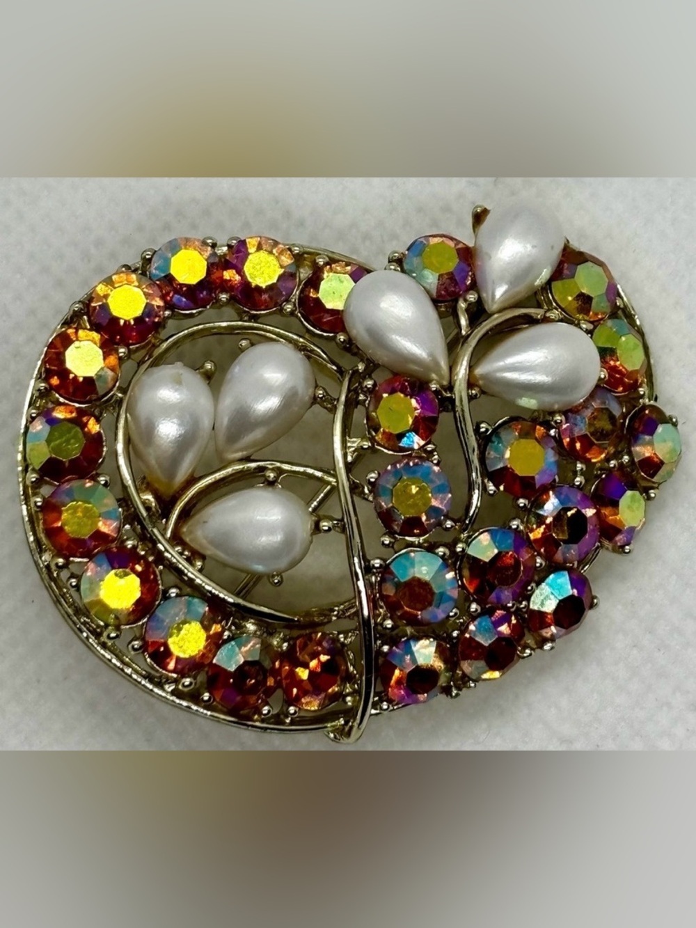 BROOCH (BSK AURORA BOREALIS FAUX PEARL & RHINESTONES)